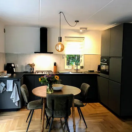 Boshuisje Grenzend Aan Het Bos. Vakantiehuis *