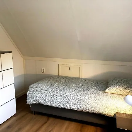 Boshuisje Grenzend Aan Het Bos. Vakantiehuis *